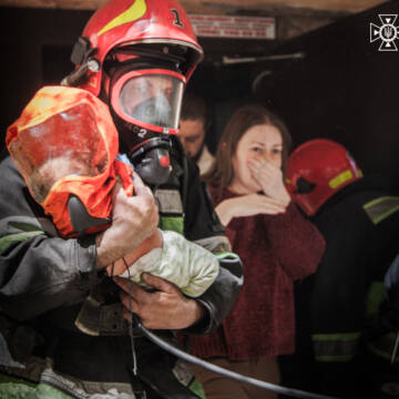 У Вінниці вогнеборці вивели з палаючого будинку немовля з мамою та літню жінку