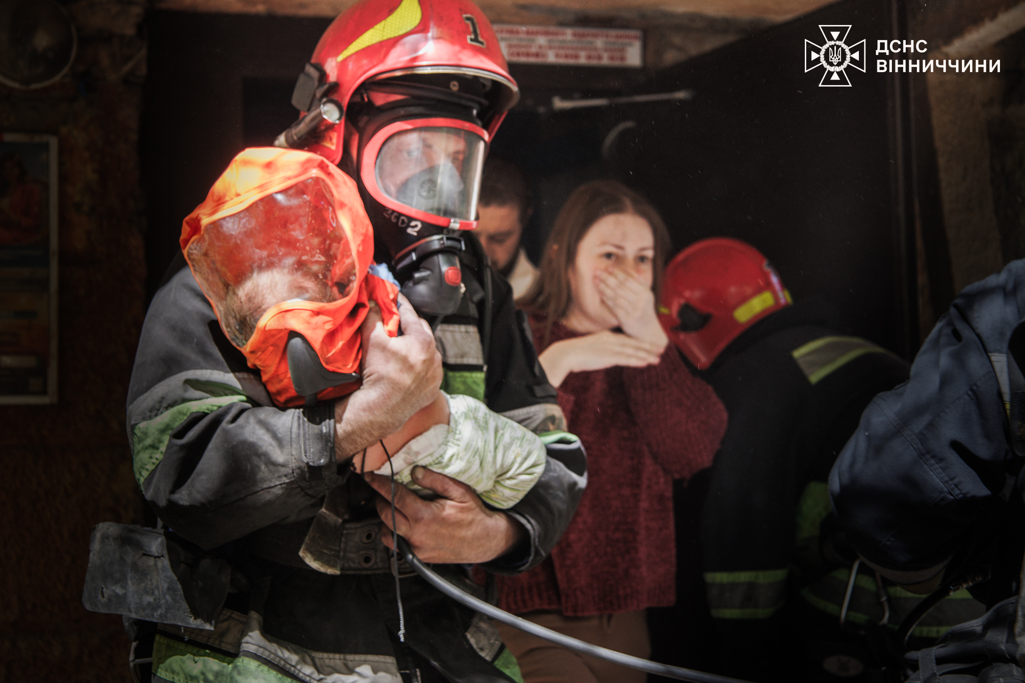 У Вінниці вогнеборці вивели з палаючого будинку немовля з мамою та літню жінку