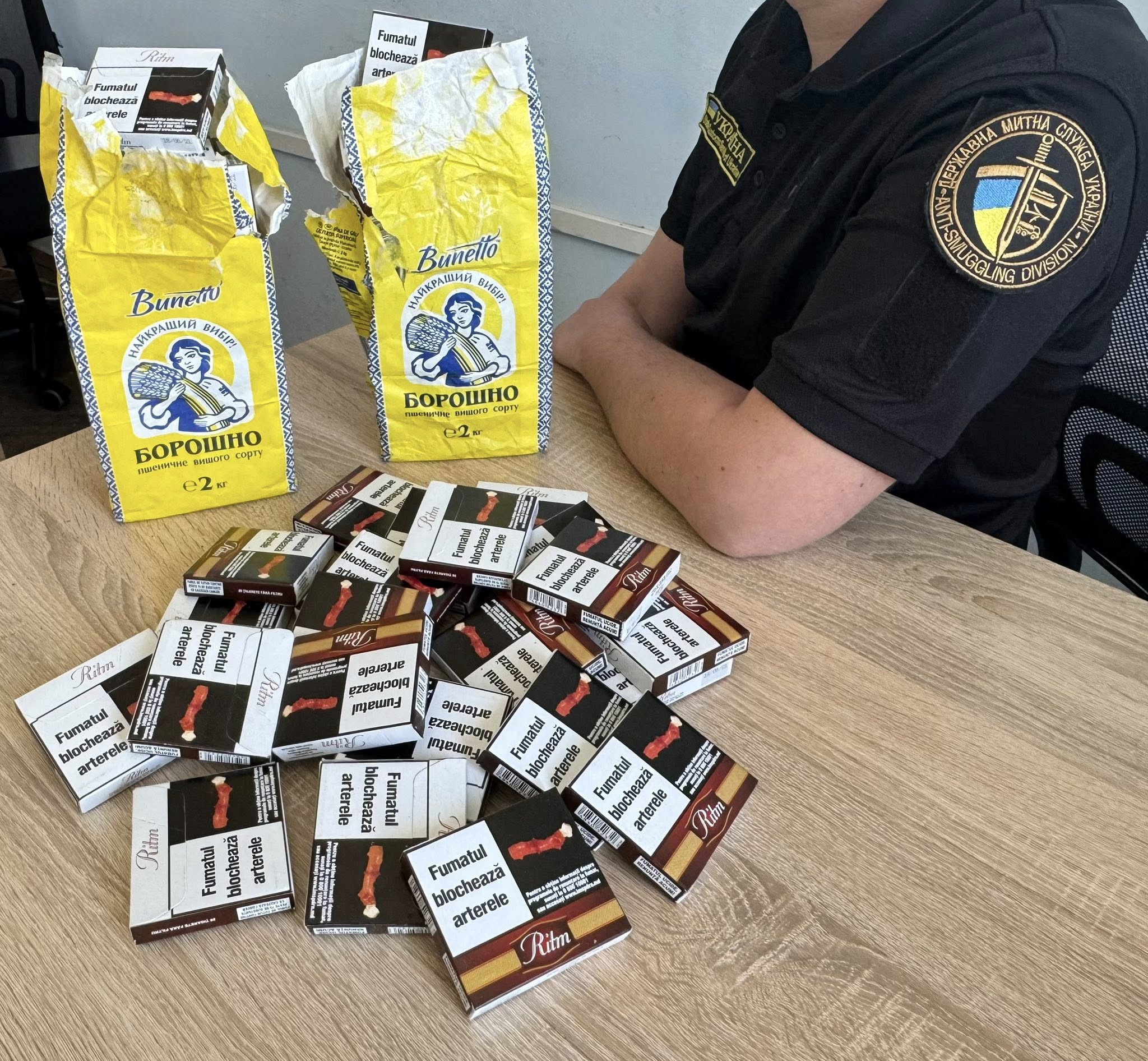 «Тютюнова випічка»: у Могилеві-Подільському викрили контрабанду сигарет у пакетах з-під борошна