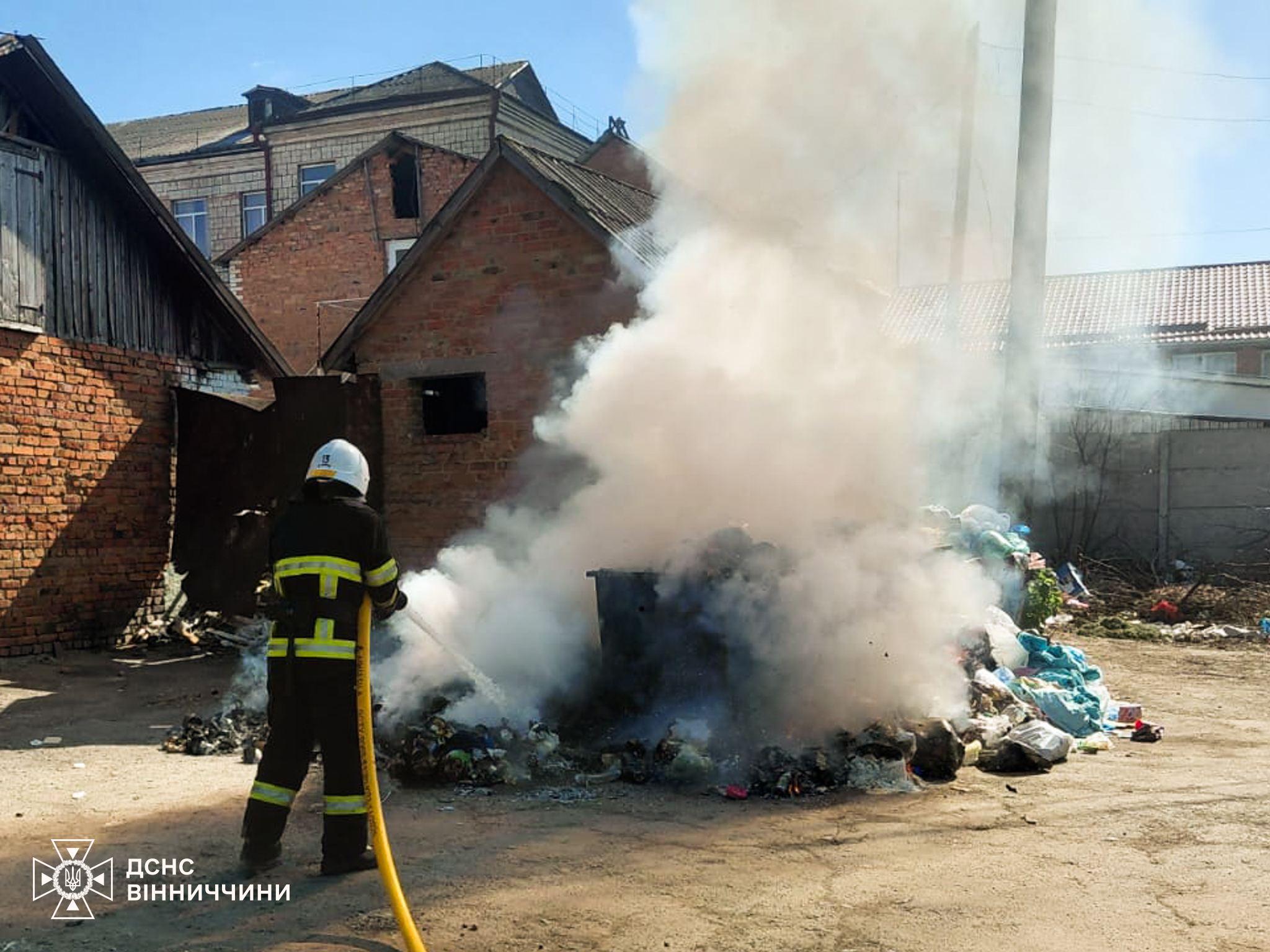 Горіла суха рослинність, будинки та автомобіль: рятувальники Вінниччини ліквідували 20 пожеж