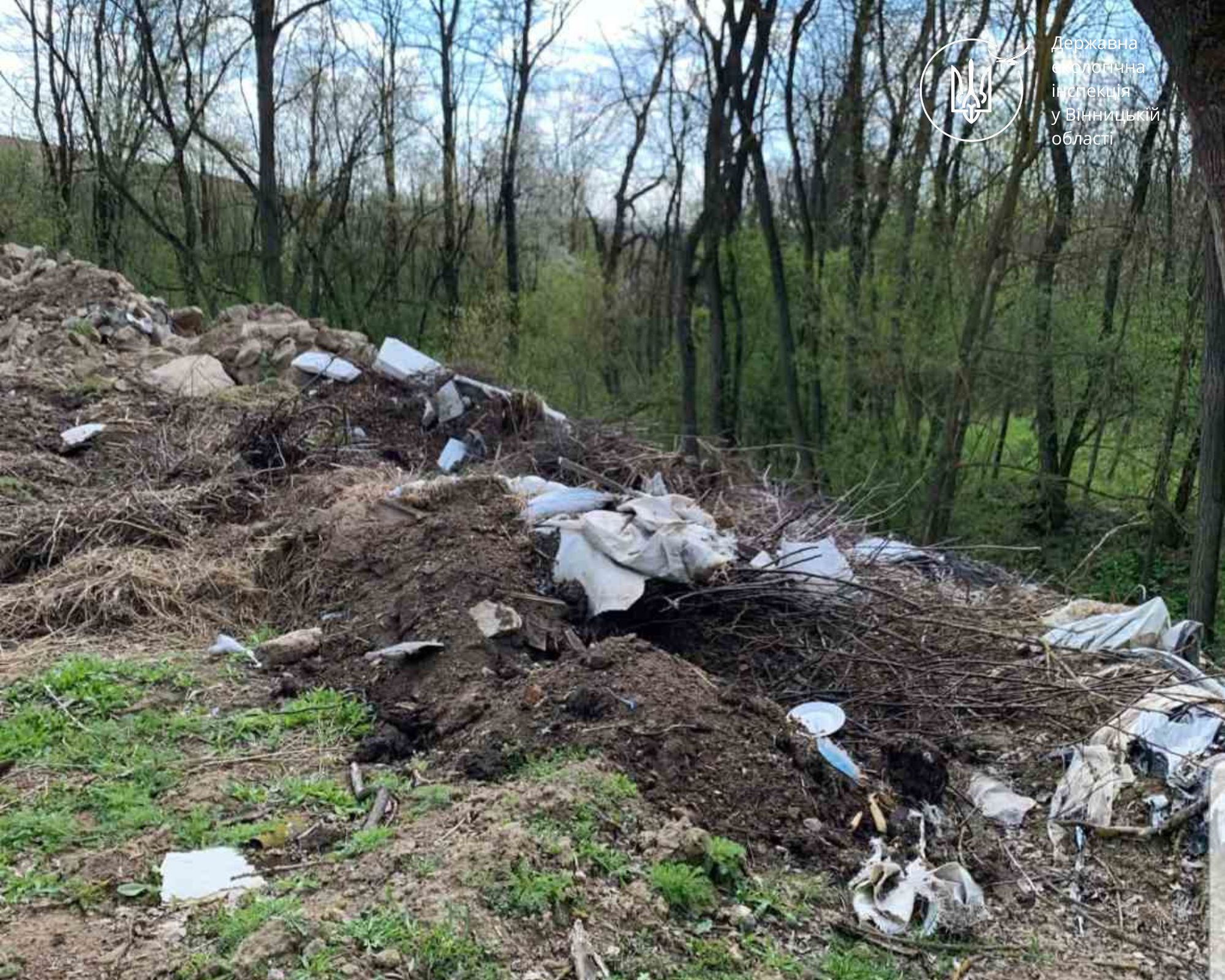 У селі на Вінниччині ліквідували незаконне сміттєзвалище після перевірки