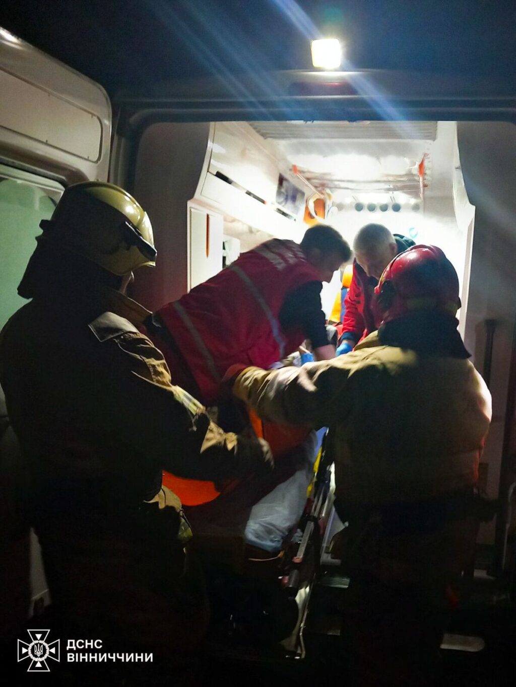 На Вінниччині через необережність під час куріння сталася пожежа: двоє людей постраждали