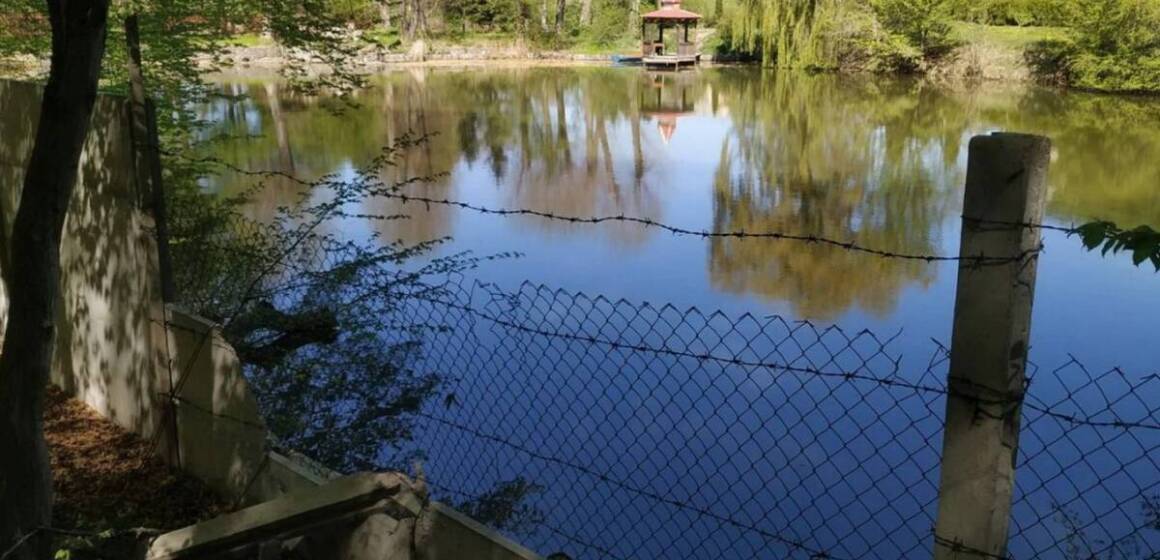 На Старому місті у Вінниці демонтують огорожу біля ставка