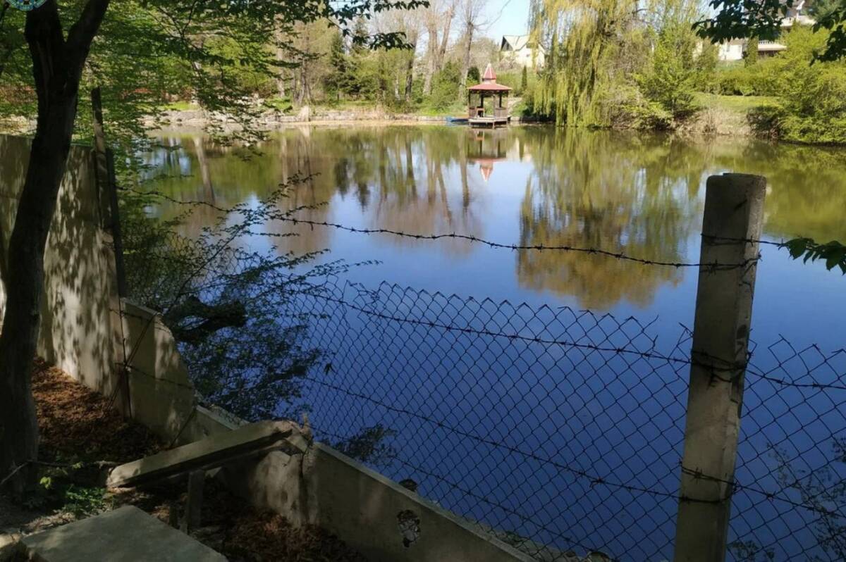 На Старому місті у Вінниці демонтують огорожу біля ставка