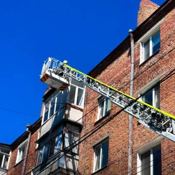 У Вінниці рятувальники прибрали небезпечний шифер із балкона багатоповерхівки