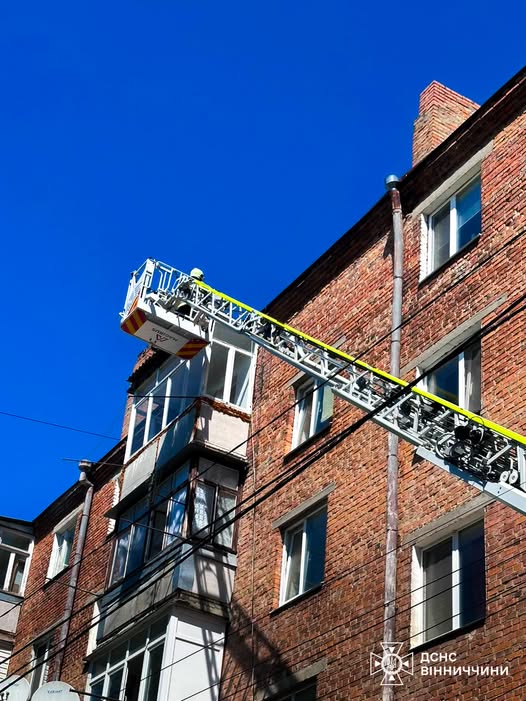 У Вінниці рятувальники прибрали небезпечний шифер із балкона багатоповерхівки