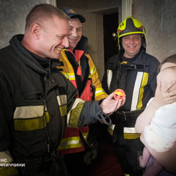 У Тульчині ДСНС допомогли 4-місячній дитині звільнити пальчик з іграшки