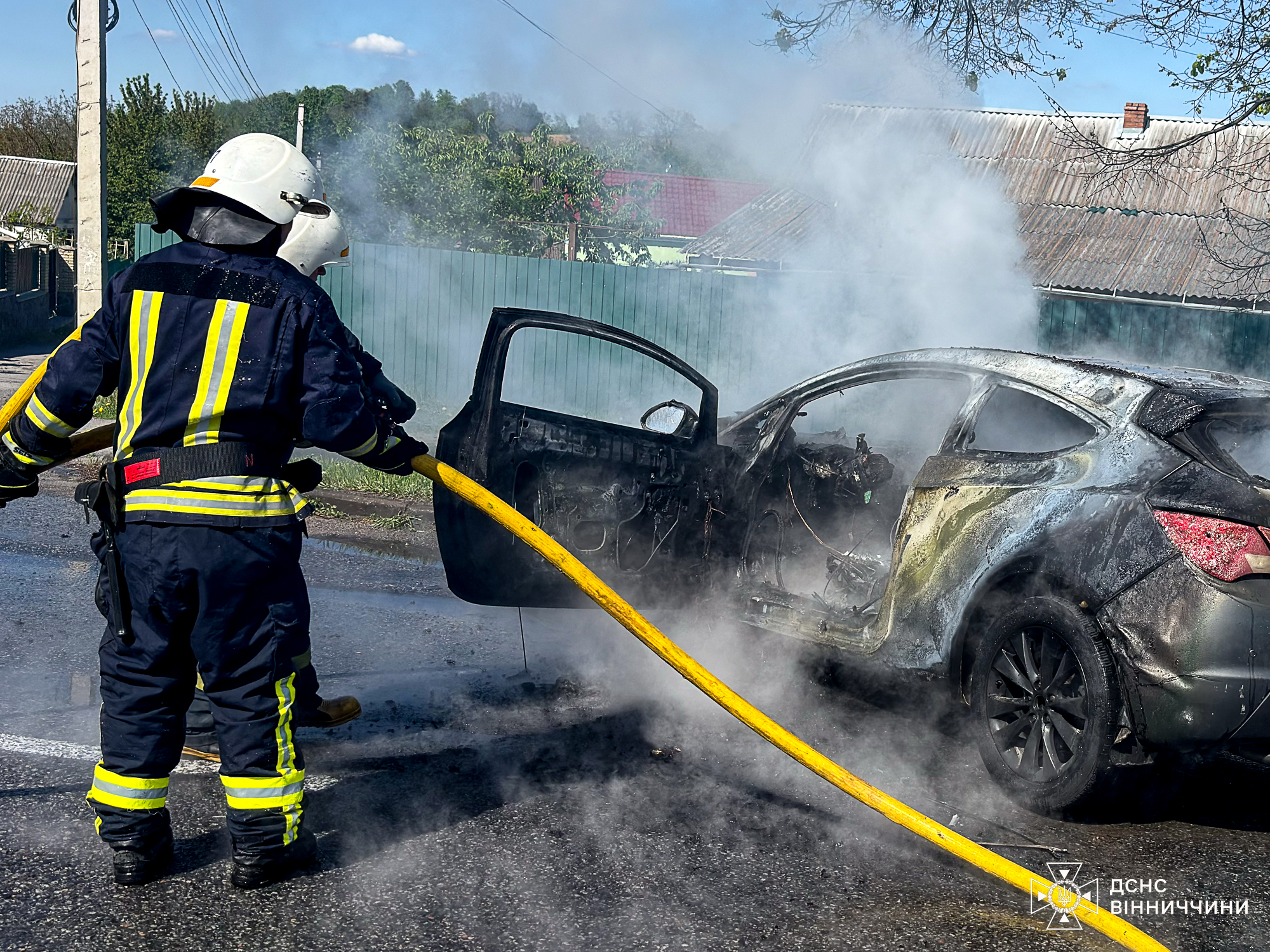П’ять пожеж за добу: на Вінниччині рятувальники гасили автівки та господарчі споруди