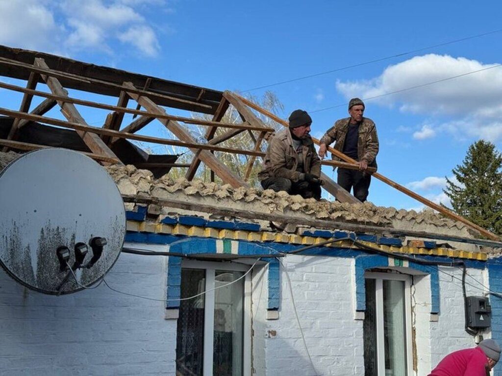 На Вінниччині уламки дрона зруйнували будинок: жінка з дитиною дивом врятувалися