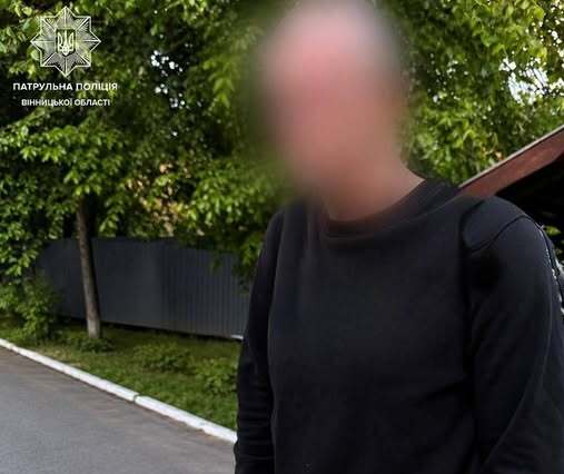 Чіплявся до людей та лаявся на патрульних: у Вінниці затримали чоловіка