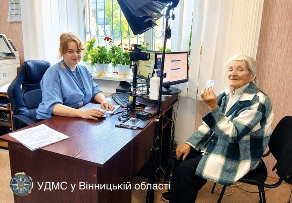 Паспорт на пів століття: у Козятині 95-річна бабуся з гумором відновила втрачений документ