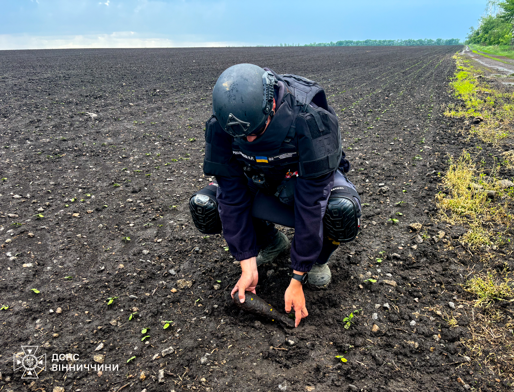 Робота в полі ледь не обернулася трагедією: на Вінниччині знешкодили мінометну міну