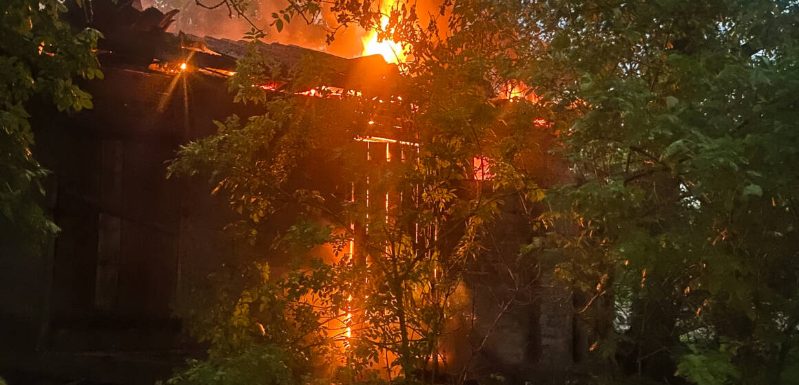 Через удар блискавки на Хмільниччині спалахнула господарська будівля