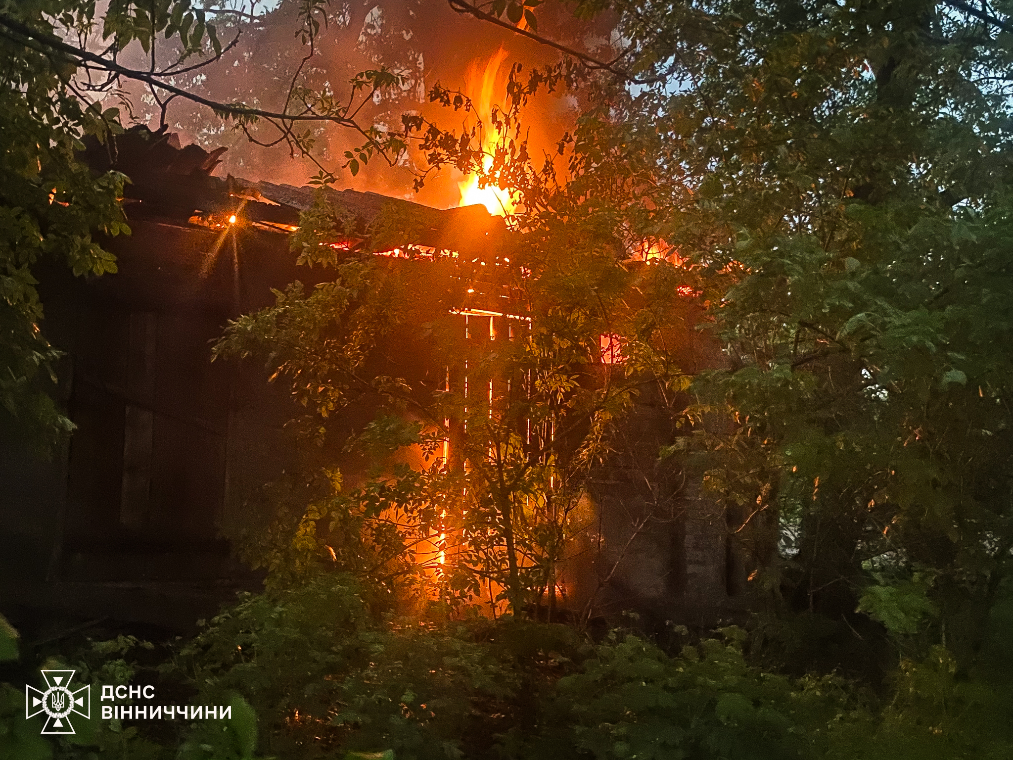 Через удар блискавки на Хмільниччині спалахнула господарська будівля