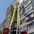 Вінницькі рятувальники евакуювали 10 людей із палаючої багатоповерхівки та вибивали дах через задимлення