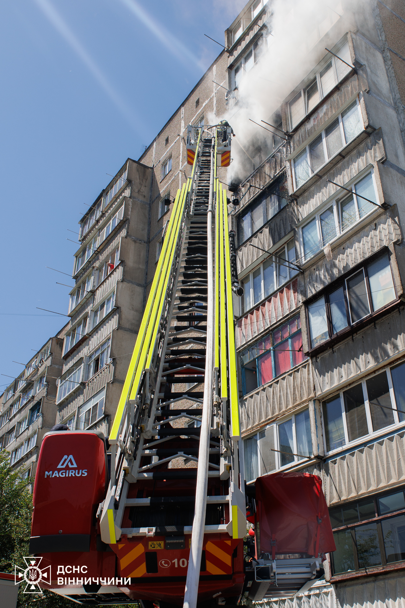 Вінницькі рятувальники евакуювали 10 людей із палаючої багатоповерхівки та вибивали дах через задимлення