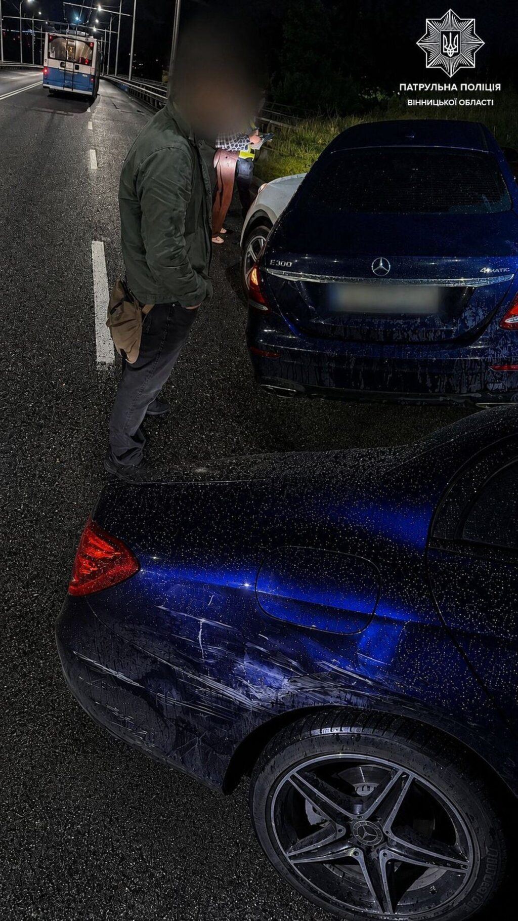 Без прав, під наркотиками та з чужими номерами: у Вінниці молодий водій Mercedes вчинив ДТП