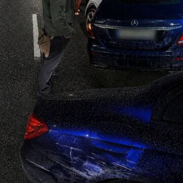 Без прав, під наркотиками та з чужими номерами: у Вінниці молодий водій Mercedes вчинив ДТП