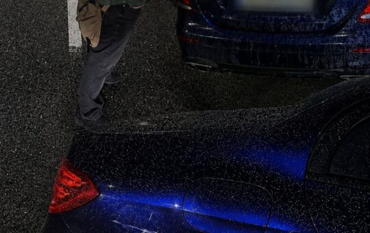 Без прав, під наркотиками та з чужими номерами: у Вінниці молодий водій Mercedes вчинив ДТП