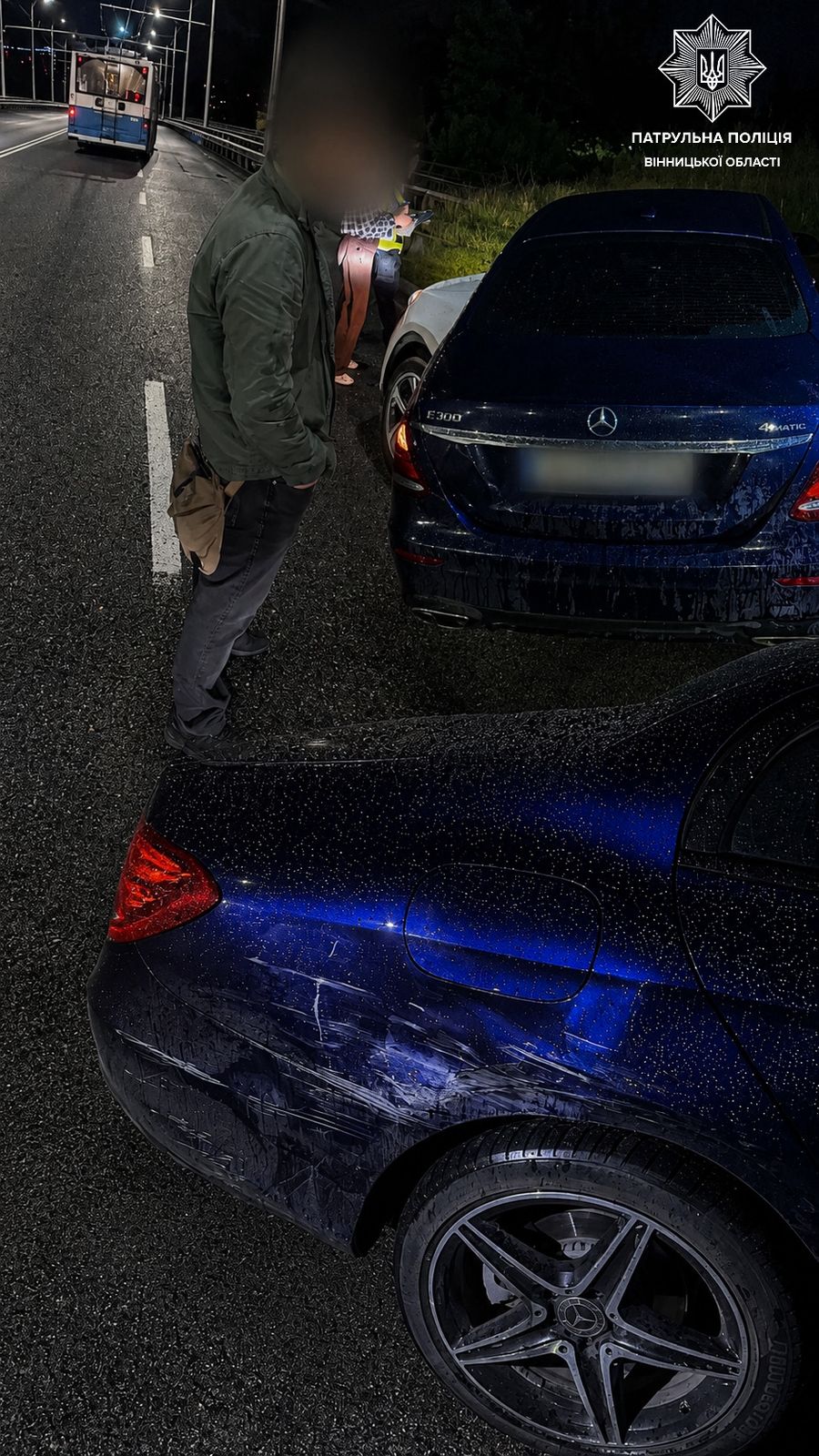 Без прав, під наркотиками та з чужими номерами: у Вінниці молодий водій Mercedes вчинив ДТП