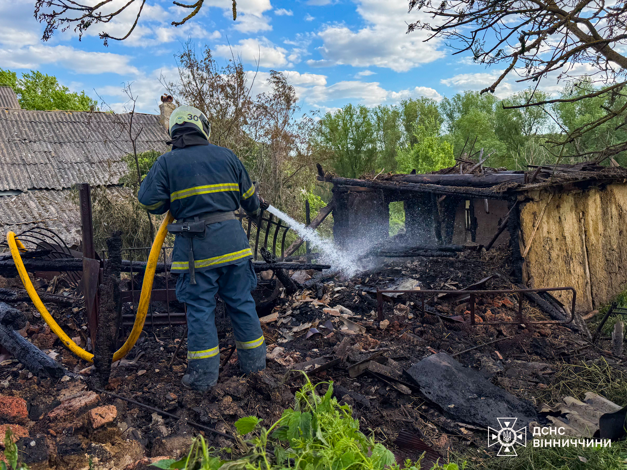 На Вінниччині чоловік загинув у власному будинку через куріння