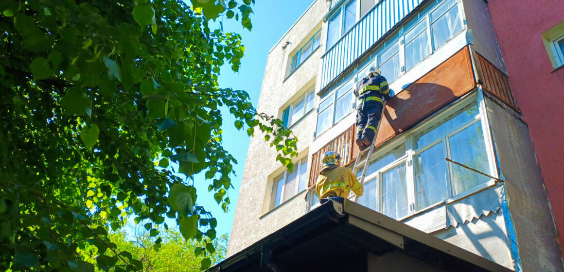 707945405_1474643274675224_2029134658867670006_n Рятувальна операція в Ладижині: бійці ДСНС допомогли 87-річній жінці