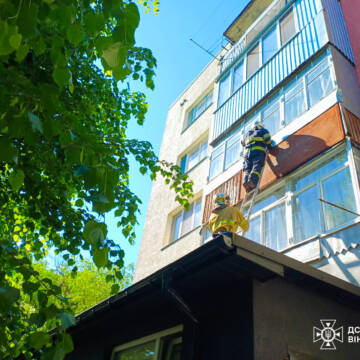 707945405_1474643274675224_2029134658867670006_n Рятувальна операція в Ладижині: бійці ДСНС допомогли 87-річній жінці