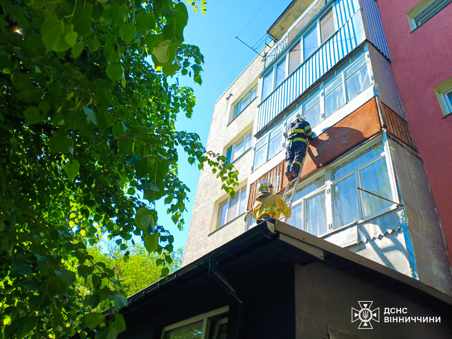Рятувальна операція в Ладижині: бійці ДСНС допомогли 87-річній жінці