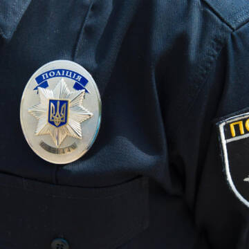 Ховав наркотики в кишенях: у Вінниці поліцейські затримали молодика