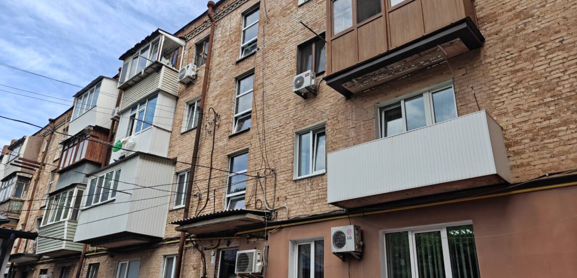 IMG20260522102304 У Вінниці в багатоповерхівках замінюють вибиті вікна після атаки РФ