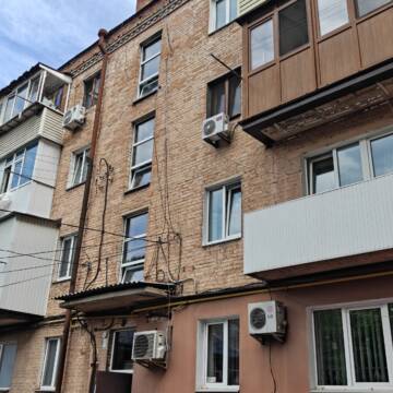 IMG20260522102304 У Вінниці в багатоповерхівках замінюють вибиті вікна після атаки РФ