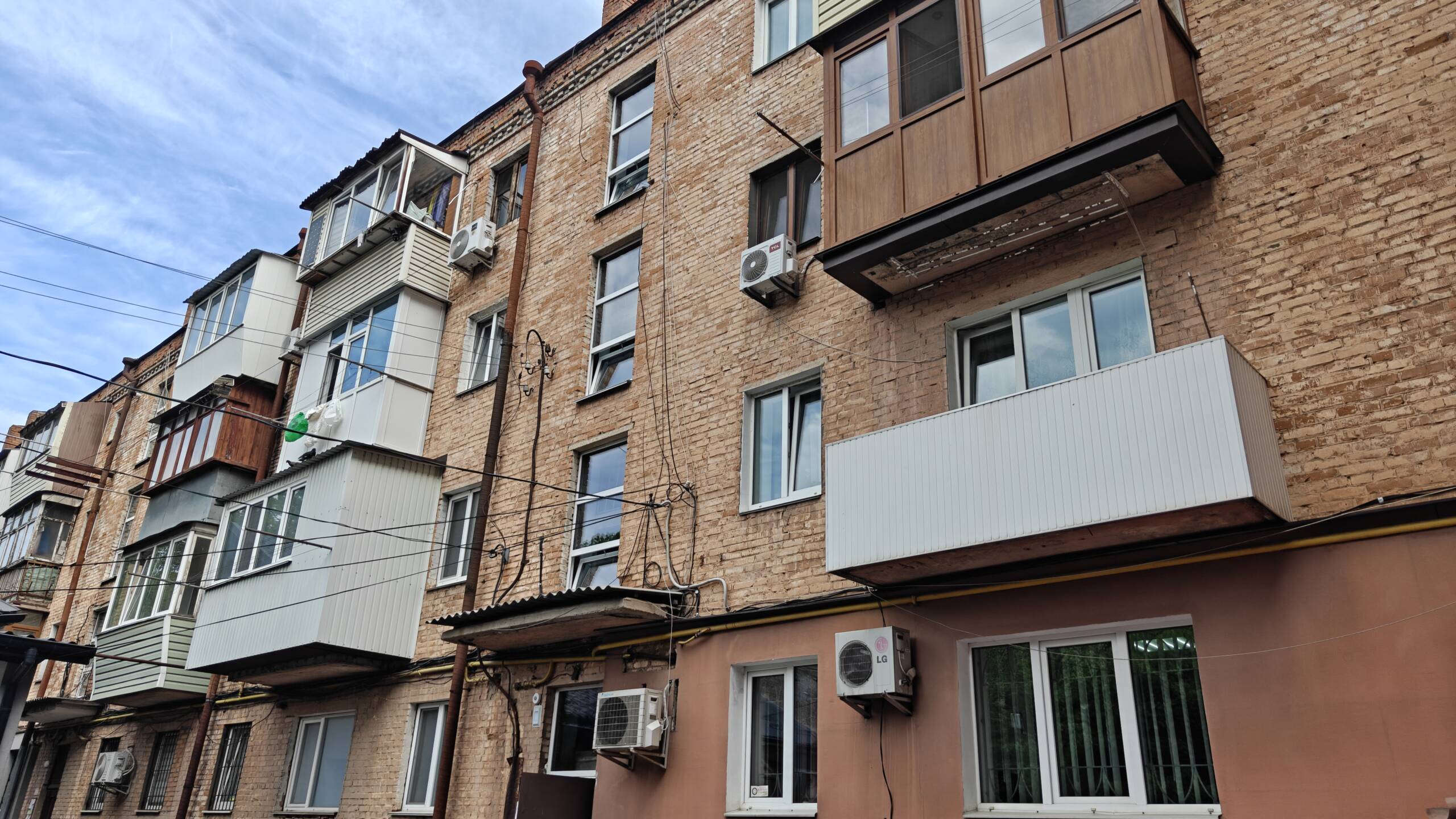 У Вінниці в багатоповерхівках замінюють вибиті вікна після атаки РФ