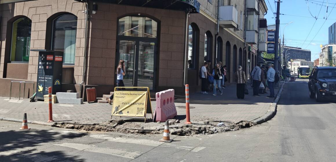 IMG20260526111835 Без високих бордюрів та перешкод: на розі Соборної та Мурів облаштовують безбар’єрне перехрестя