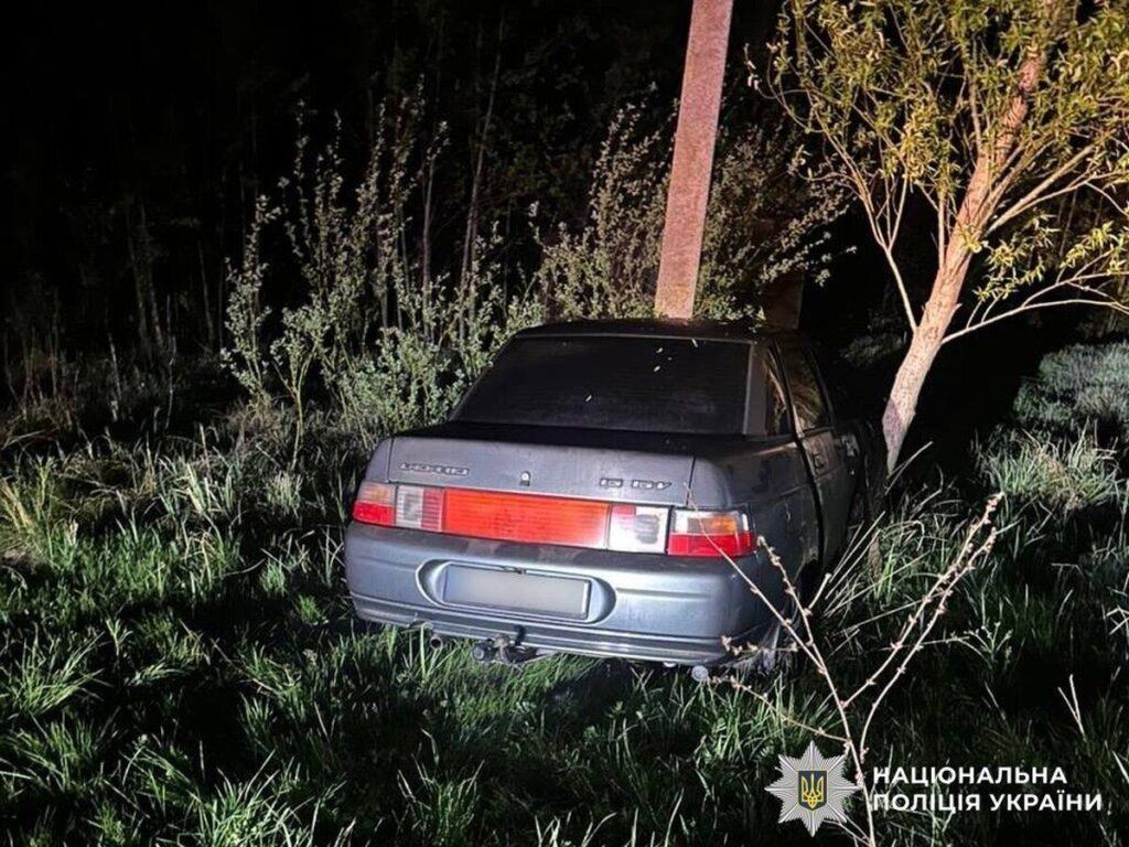 У Хмільницькому районі нетверезий водій врізався у стовп, мотоцикліст ушпиталений