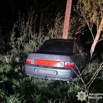 У Хмільницькому районі нетверезий водій врізався у стовп, мотоцикліст ушпиталений