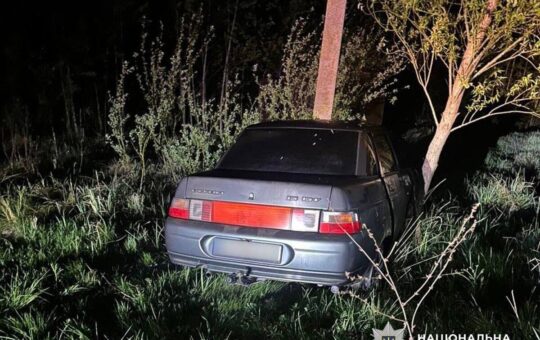 У Хмільницькому районі нетверезий водій врізався у стовп, мотоцикліст ушпиталений