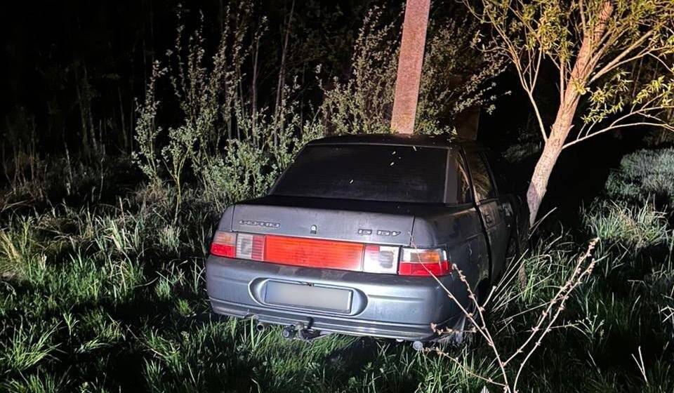 У Хмільницькому районі нетверезий водій врізався у стовп, мотоцикліст ушпиталений