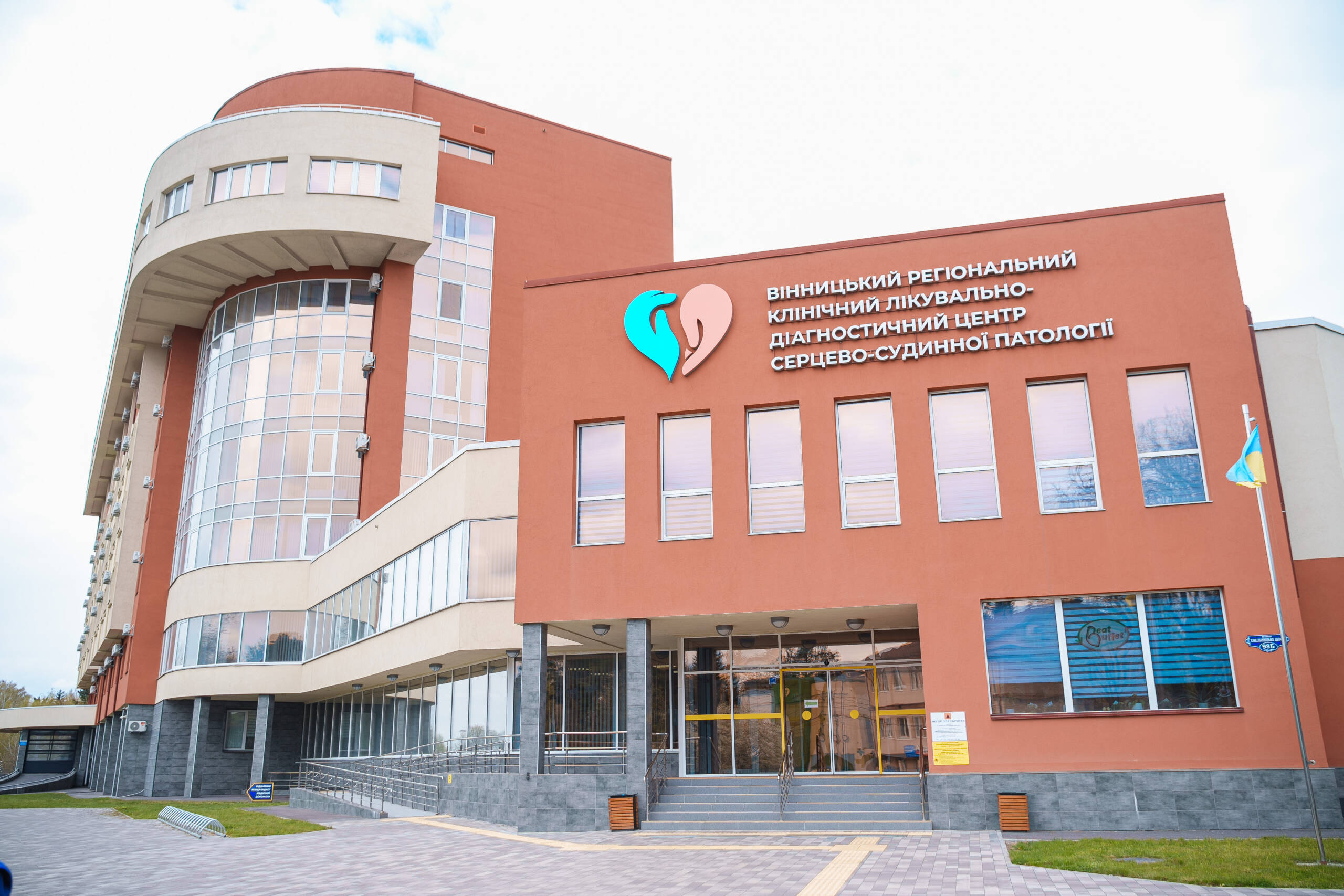 Вінницькі лікарі провели операцію з імплантації клапана через судину