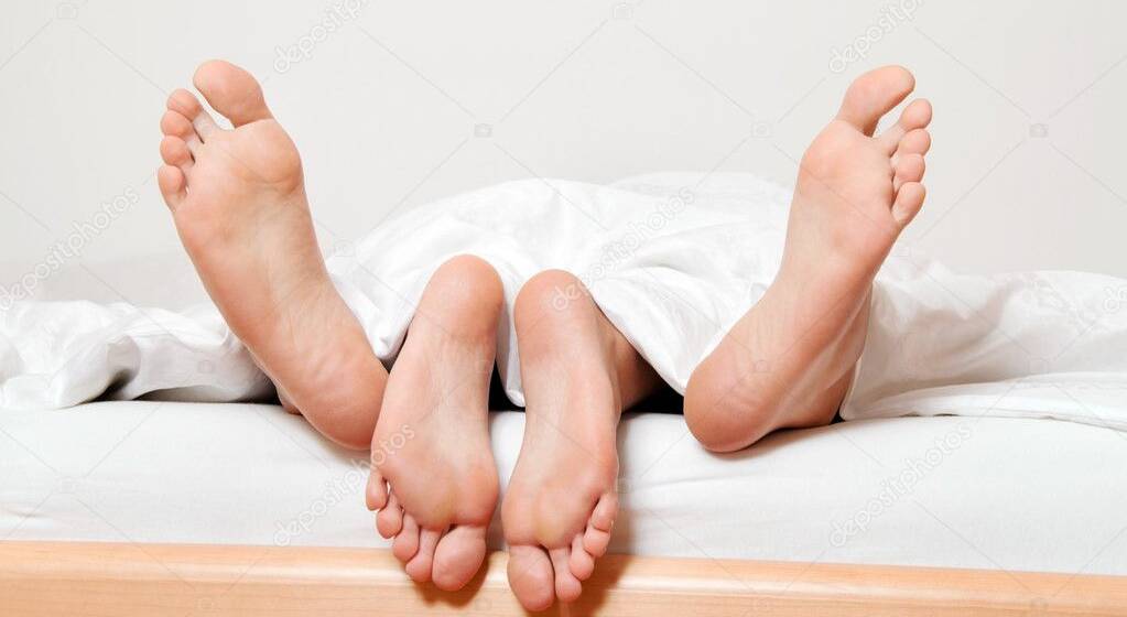 depositphotos_8495242-stock-photo-feet-of-couple-in-bed Замість плетіння косичок — інтим-салон: у Вінниці засудили жінку за організацію місця розпусти