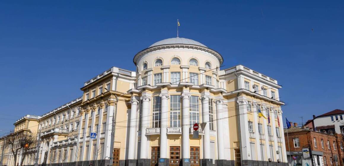 Передача ліцею, зняття земельного питання та наглядові ради в лікарнях: проходить 81-ша сесія Вінницької облради