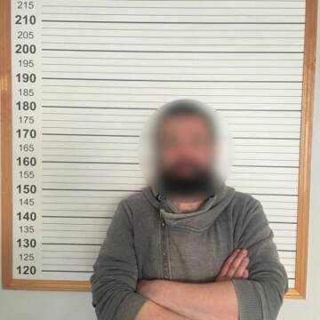 У Вінниці п’яний чоловік скоїв грабіж у дворі будинку
