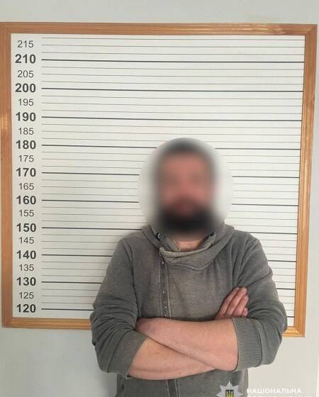 У Вінниці п’яний чоловік скоїв грабіж у дворі будинку