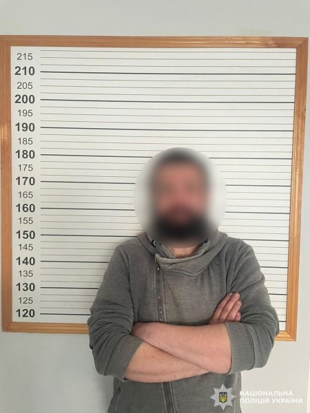 У Вінниці п’яний чоловік скоїв грабіж у дворі будинку