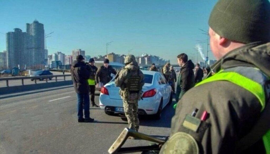 Зупинка авто групами ТЦК: у Міноборони пояснили, хто насправді ухвалює рішення про обмеження руху