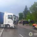 Унаслідок зіткнення вантажівки з автобусом  травмовано вісьмох людей
