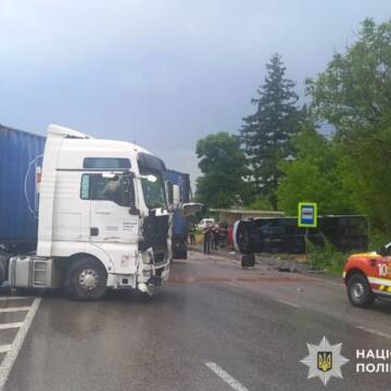 Унаслідок зіткнення вантажівки з автобусом  травмовано вісьмох людей