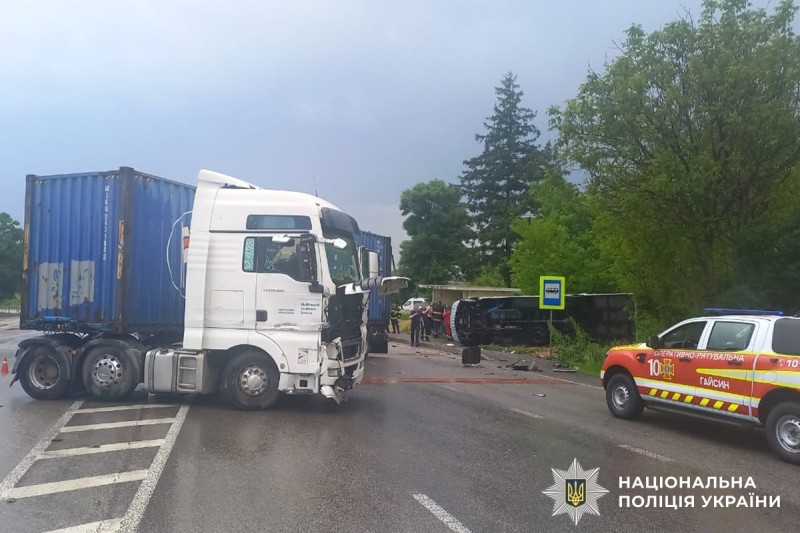 Унаслідок зіткнення вантажівки з автобусом  травмовано вісьмох людей