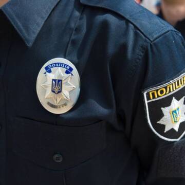 Запізнилася на тролейбус: вінницькі патрульні та нацгвардійці доправили додому дівчину на кріслі колісному