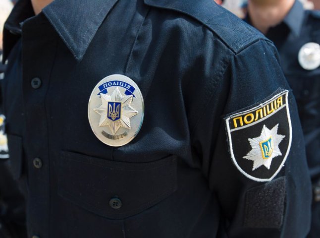 Запізнилася на тролейбус: вінницькі патрульні та нацгвардійці доправили додому дівчину на кріслі колісному