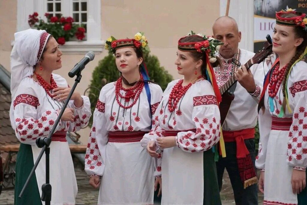 Голос Поділля підкорив Закарпаття: вінницький ансамбль «З роси й води» переміг на всеукраїнському фестивалі